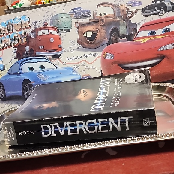 Divergent by Veronica Roth Pre-Loved Book  #1 NY Times Bestselling Author - Picture 3 of 6